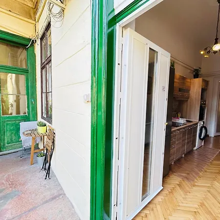 Rakoczi Boulevard 47 *